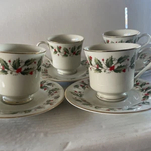 ROYAL GALLERY FINE CHINA 6283 HOLLY FOOTED CUPS & SAUCERS - Set Of 4 - Picture 1 of 8