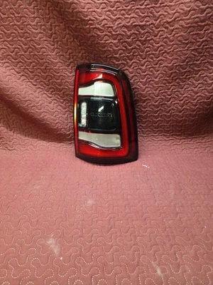 Luz trasera LED izquierda OEM 2019-2023 Dodge Ram 2500 con punto ciego bisel negro P72036 Foto 1 de 4