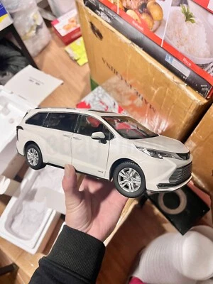 (Flaw) 1:18 Scale 2021~2025 Toyota Sienna Ice White Minivan Diecast Model Car - Image 1 of 4