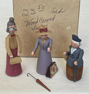 Lote De 3 Estatuillas De Colección Dregeno Madera Tallada Damas Alemania 225/2 Hechas A Mano LEER - Imagen 1 de 23
