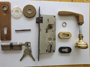 Serratura per porta in legno + accessori vari marca AGB in finitura OTTONE - Foto 1 di 10