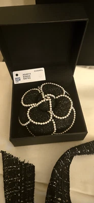 CHANEL 25P BROCHE PERLA TWEED CAMELIA COLECCIÓN PRIMAVERA PIEZA TEMPORADA LIMITADA Foto 1 de 4