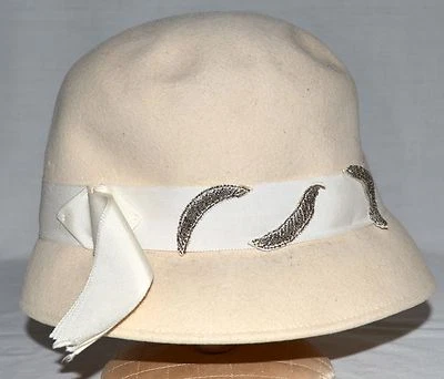 Sombrero cubo de lana crema vintage cinta de grosgrain blanco cuentas plateadas talla M Foto 1 de 4