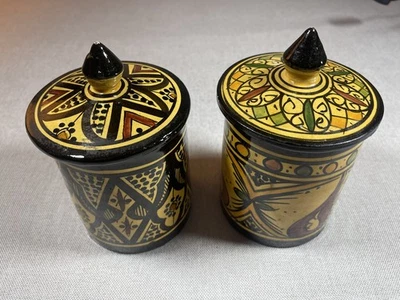 2 frascos de terracota vintage marroquinos Safi pintados à mão com tampas 6,5”h 4,25”w - Imagem 1 de 4