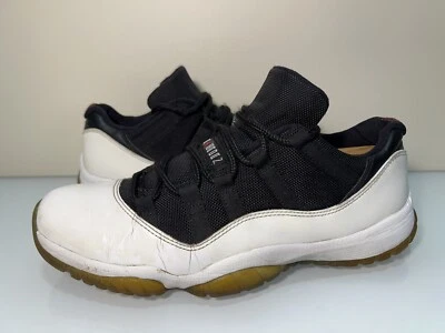 AIR JORDAN 11 XI НИЗКИЙ РЕТРО Б/У РАЗМЕР 10,5 СМОКИНГ БЕЛЫЙ ЧЕРНЫЙ ИСТИННЫЙ КРАСНЫЙ 528895 110 - Изображение 1 из 4
