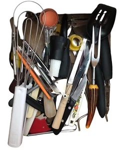 Lote de 56 utensilios de cocina diversos cajones chatarra vintage Doodads Gizmos COMO ESTÁN - Imagen 1 de 10