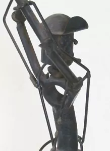 Vintage primitive geschweißte Kunstskulptur eines Mannes, der einen Golfschläger auf einem Ball schwingt - Bild 1 von 6
