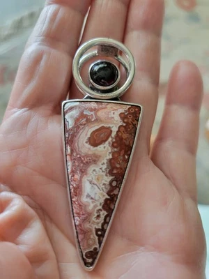 Charles Albert Raro Moderno Remolino Ágata Colgante con Cabina Granate Paca Orbital Foto 1 de 4