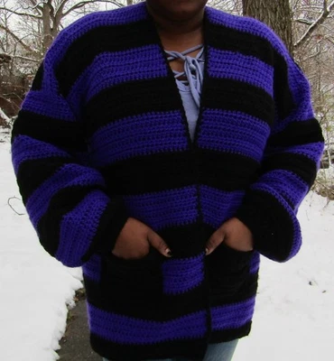 Cárdigan de ganchillo morado y negro talla grande con bolsillos negros boho hippie Foto 1 de 4