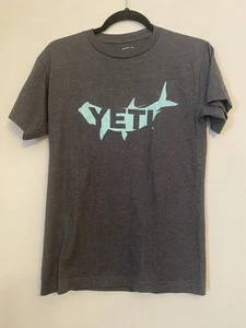 Men Yeti Short Sleeve Crew Neck T Shirt Size Small Solid Grey Logo Shirt - Picture 1 of 6