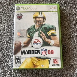 Madden NFL 09 (Microsoft Xbox 360) con manual en caja con cubierta Brett Favre envío gratuito - Imagen 1 de 3