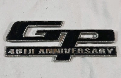 2002 Pontiac Grand Prix "GP 40º Aniversário" Edição Emblema de Metal - 4 5/8" - Imagem 1 de 4