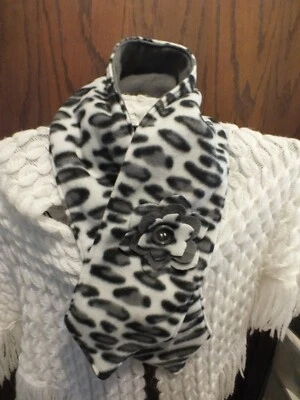 Bufanda polar reciclada reutilizada hecha a mano flor gris negro blanco cierre a presión Foto 1 de 2