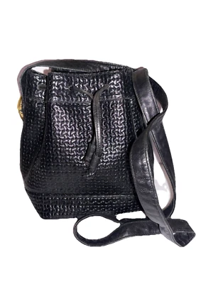 Bolso Cubo De Colección Susan Gail Cadena Negra Cuero Texturizado Cordón Herrajes Dorados Foto 1 de 4