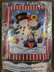 Design Works SNOW FAMILY Christmas Felt Wall Hanging Kit 14" x 17" - Picture 1 of 2