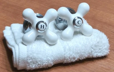 Manijas de grifo cruzadas de porcelana blanca C y H con escudos/herrajes usadas en excelente estado Foto 1 de 4