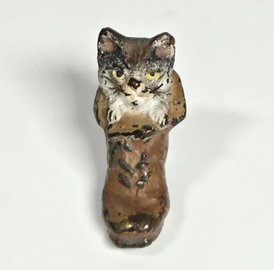 Antiguo gatito de bronce fundido pintado en frío en bota Foto 1 de 4