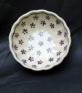 Vintage Polish Pottery Manufactura W Boleslawcu 4.75" Signed Floral Fluted Bowl - Picture 1 of 2
