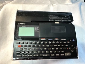 Impresora de títulos de disco térmico Casio CW-K85 negra con cables - Imagen 1 de 4