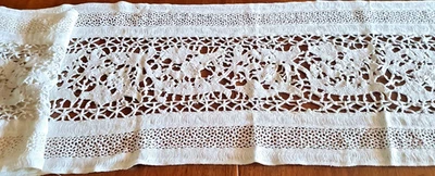 CHEMIN DE TABLE-GRAND Chemin de table début XXe en coton crocheté -175 cmx38 cm - Photo 1/4