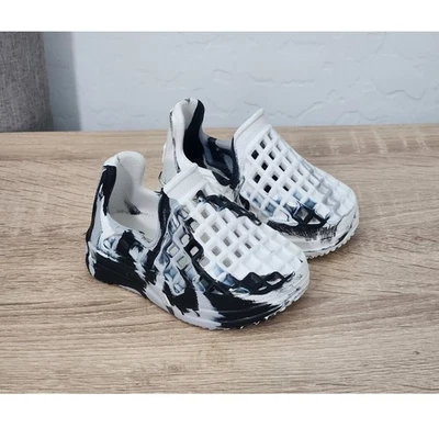 Zapatos sin cordones para bebé LUSSO Cloud blancos negros grises talla 4 sandalias de goma juego de natación Foto 1 de 4