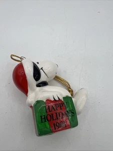 Ornamento vintage arachidi/snoopy Snoopy seduto su confezione verde 1981 - Foto 1 di 6