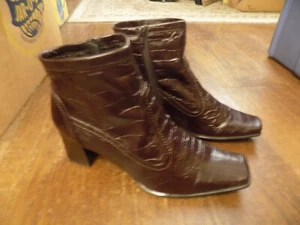 Bass Baylee Faux Patent Leather Brown Croc 2.5" Heel Ankle Boots sz 11 ISSUES! - Picture 1 of 11