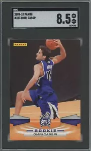 OMRI CASSPI RC SGC 8.5 2009-10 PANINI #323 SACRAMENTO KINGS - Picture 1 of 2