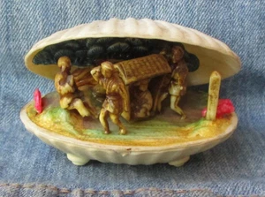 Vintage japanisches Zelluloid Diorama japanische Menschen Szene in Muschel Muschel BX B - Bild 1 von 7