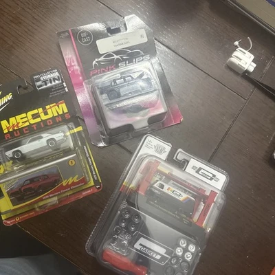 Johnny Lightning Mecum Auctions 1970 Mercury Cougar escala 1:64 + 2 autos más Foto 1 de 4