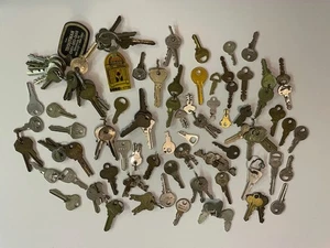 Lote de 103 llaves surtidas vintage más dos llaveros Troutman Millersburg y 1460 éxitos - Imagen 1 de 6