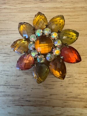 Классическая цветочная брошь с люцитом и стеклянными стразами Joan Rivers  - Изображение 1 из 2