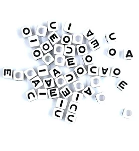 50 piezas cubo 7 mm alfabetos vocálicos blancos / letras cuentas acrílicas - Imagen 1 de 7