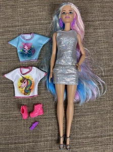 POUPEE BARBIE FANTASY HAIR FASHION 2020 pastel arc-en-ciel cheveux longs habillée #GHN04 - Photo 1/23