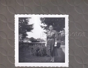 Frau posiert Vintage Original Schwarzweiß Foto Schnappschuss H401 - Bild 1 von 1