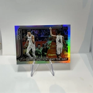 2025-26 Topps #300 Victor And Fox HOLO Lead The Way New Duo Excels! Sporen 🔥 - Bild 1 von 10
