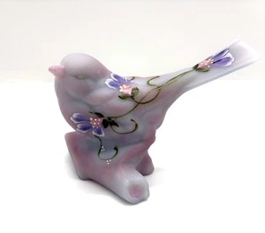 Vintage Fenton rosa blau burmesischer Glasvogel auf einem Baumstamm handbemalt Blumen beschriftet - Bild 1 von 9