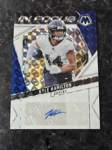 2025 Panini Mosaic Kyle Hamilton Autografo In Focus Mosaico Blu /25 SSP - Foto 1 di 2