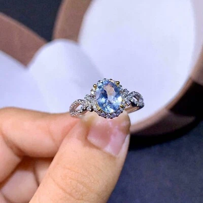 Anel de noivado halo diamante topázio azul corte oval 1,50 ct com acabamento em ouro branco 14K - Imagem 1 de 4