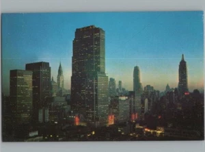 New York City Manhattan Skyline in der Abenddämmerung Postkarte - Bild 1 von 2