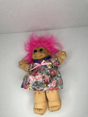 Muñeca Russ Troll Kidz de colección 9" Rosie rosa pelo floral vestido felpa 2408 Foto 1 de 2