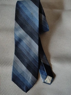 Corbata Hansom vintage azul gris rayas diagonales textura espiga años 70 Foto 1 de 3