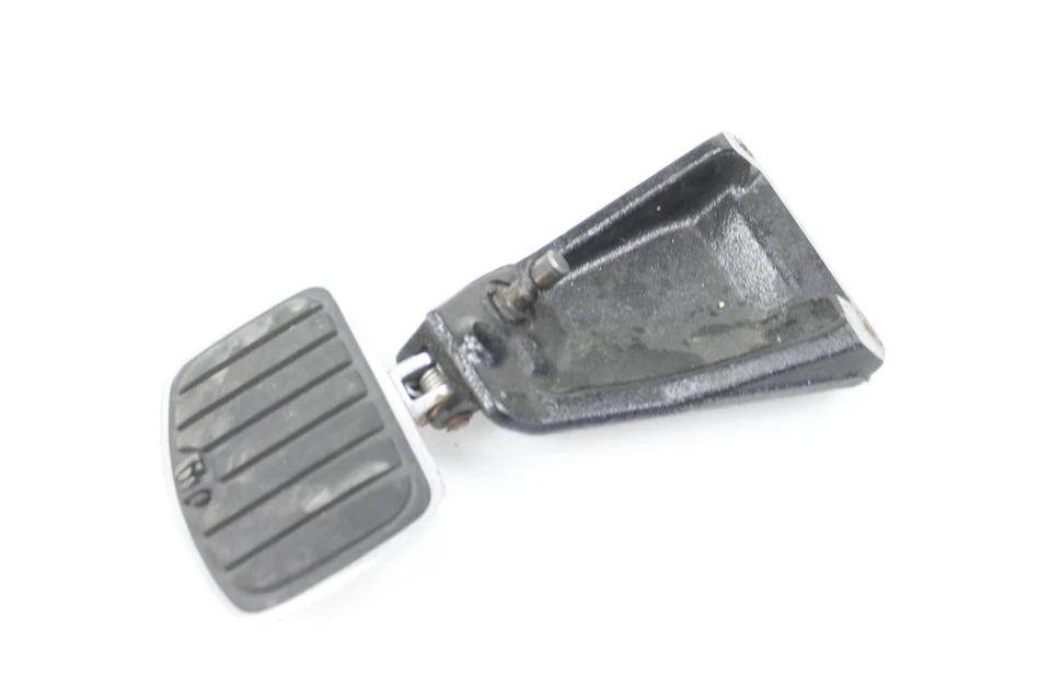 06-15 SUZUKI BOULEVARD M109 M109R REPOSAPIÉS DELANTERO IZQUIERDO CLAVIJA PASO Foto 1 de 4