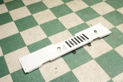 07-18 Wrangler Bright White Paint Front Windshield Wiper Cowl Panel Assembly OEM — 第 1/4 张图片