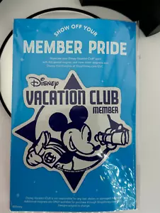 NEU auf Karte DVC Disney Vacation Club MEMBER PRIDE Magnet Mickey Mouse Reisender - Bild 1 von 2