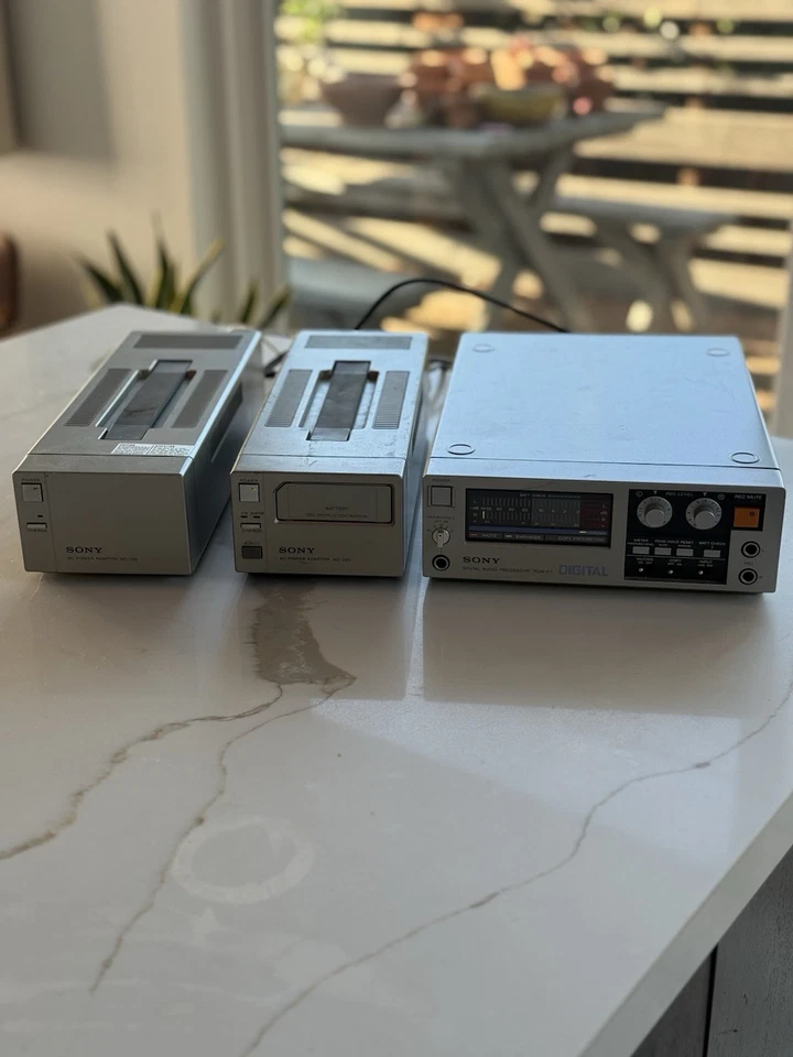 Procesador de audio digital Sony PCM-F1 + AC-700 + AC-220 (como nuevo, juego de coleccionista) Foto 1 de 1