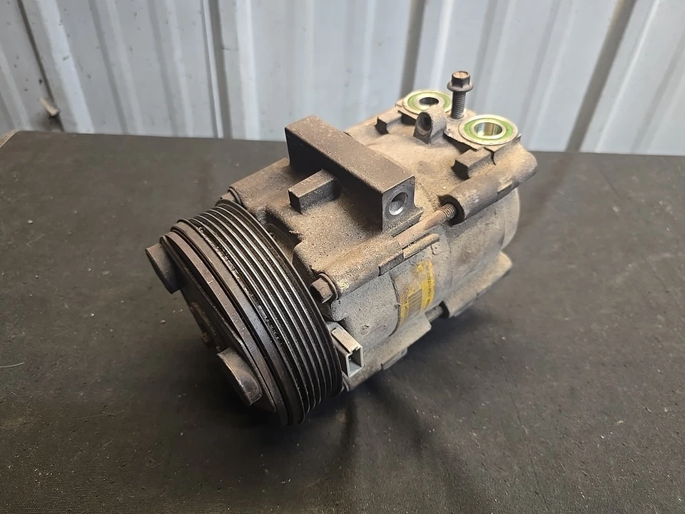 1997 Ford F-150 A/C Compressor F7lz-19703-aa - Imagem 1 de 4