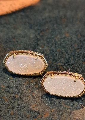 Brincos Kendra Scott Dainty Drusy tom dourado perfeito! - Imagem 1 de 4