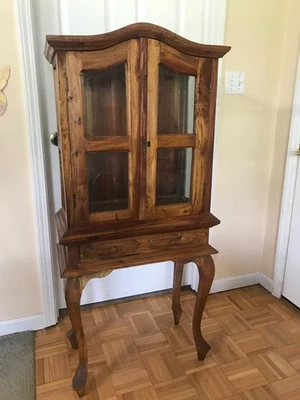 Armário Curio Vintage de Madeira Maciça com Vidro Chanfrado, Exclusivo e Rústico - Imagem 1 de 4