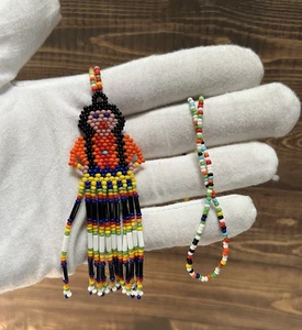 Collana Vintage Sud Ovest Nativi Americani Ragazza in Vestito Semi Perline Ciondolo Carino! - Foto 1 di 15
